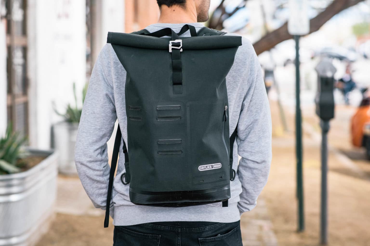 A man wearing a Ortlieb Commuter-Daypack Urban Line  